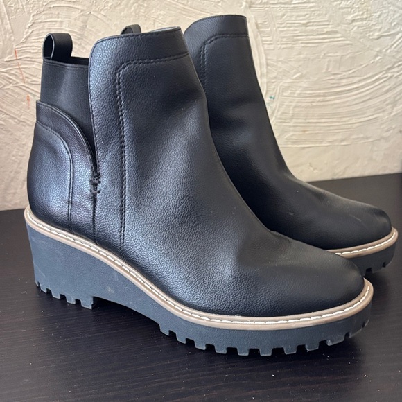 Dolce Vita Black Ankle Booties - Picture 1 of 3